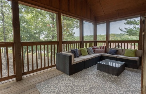 Reeds Spring House | Paradise Lodge 2 Bedroom Home by RedAwning