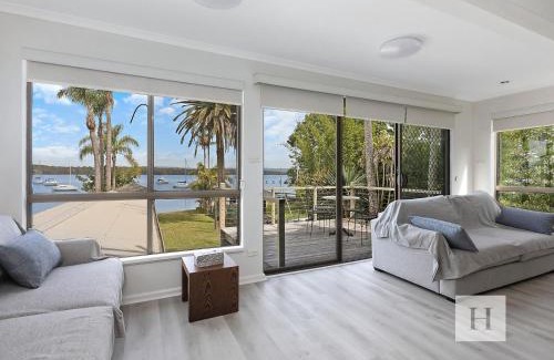 Mannering Park House | Paradise Palms