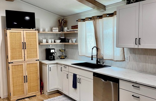 Venice House | Paradise Palms Cozy 2BR Tiny Home + Resort Perks Near Venice Bench