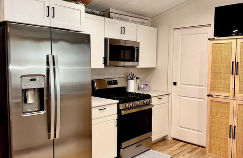 Venice House | Paradise Palms Cozy 2BR Tiny Home + Resort Perks Near Venice Bench