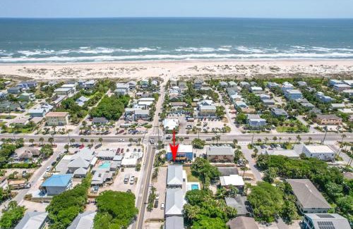 Coquina Gables Apartment | Paradise Palms - Nautilus Suite - Pool - Steps to Ocean - 10 min to Downtown!