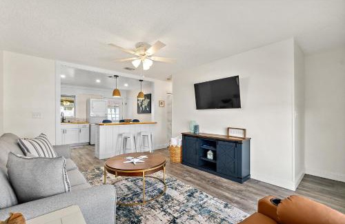 Coquina Gables Apartment | Paradise Palms - Nautilus Suite - Pool - Steps to Ocean - 10 min to Downtown!