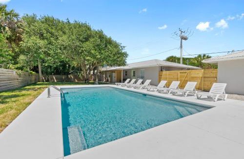 Coquina Gables Apartment | Paradise Palms- Tropic Suite- Pool - Steps to Ocean - 10 min to Downtown