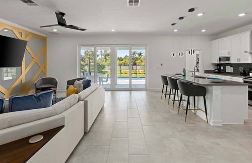 Melbourne Beach House | Paradise Palms | Luxe Beach Villa w/PVT Pool, Theme BR, Casino - Steps to Ocean