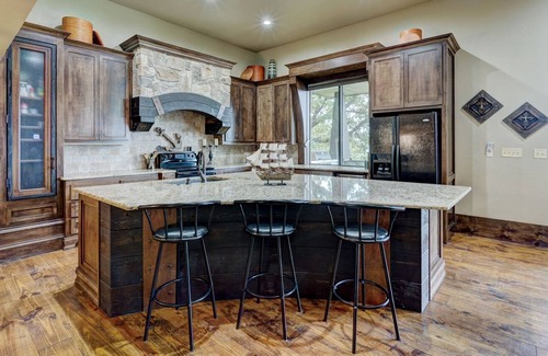 Paradise Hill House | Paradise Point. Large House with Lake View and Boat Slip