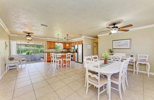West Bradenton House | PARADISE RETREAT A 3/2 PET FRIENDLY POOL HOUSE
