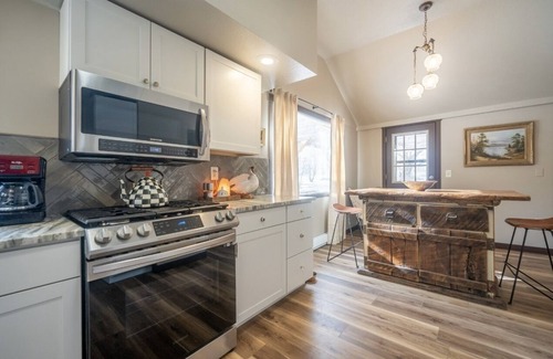 Livingston House | Paradise Valley River Cottage
