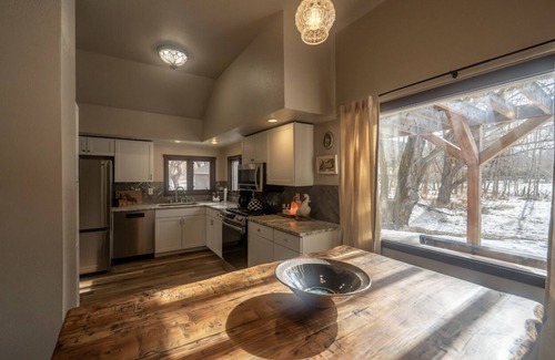 Livingston House | Paradise Valley River Cottage