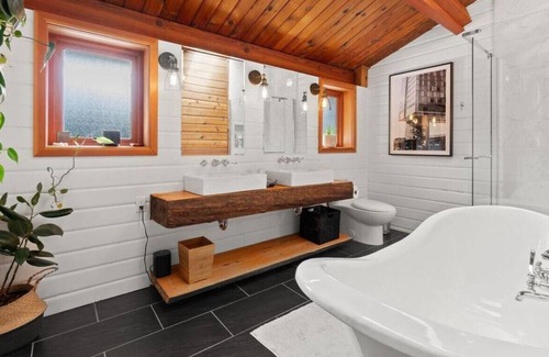 Woodfibre Cabin | Paradise Valley scandinavian spa retreat
