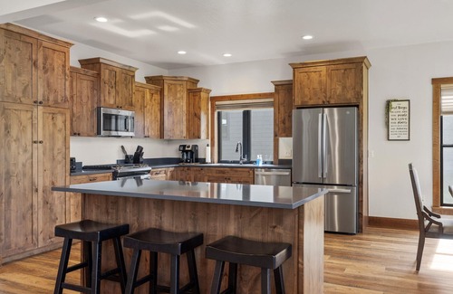 Red Lodge House | Paradise View a dog-friendly vacation rental home with Hot Tub & Wi-Fi.