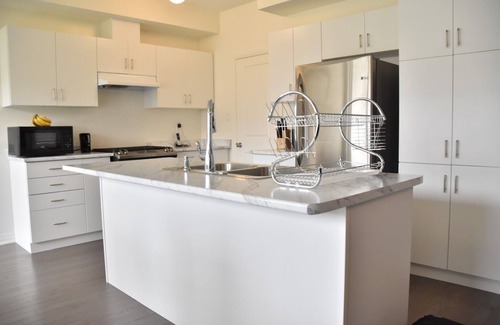 Bowmanville House | PARADISE VILLA 4