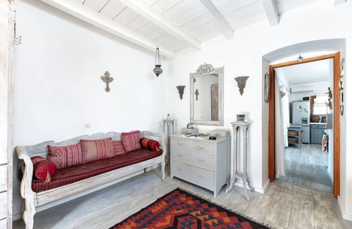 Amaniou House | Paradiso Vintage Villa: Traditional 1944 Gem
