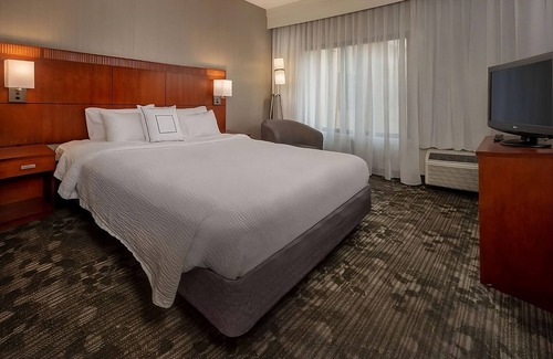 Newark Resort | Paradocx Vineyard Tour! Pet-friendly Suite! Pool Access, Free Parking Onsite!