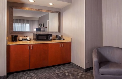 Newark Resort | Paradocx Vineyard Tour! Pet-friendly Suite! Pool Access, Free Parking Onsite!