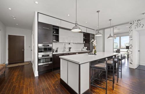 Wellington Place House | PARC LOFT Penthouse with 4bd-WFH-PS5-CN Tower Views