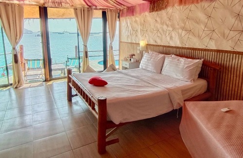 Tha Thaewawong Hotel | Paree Hut Resort Koh Sichang