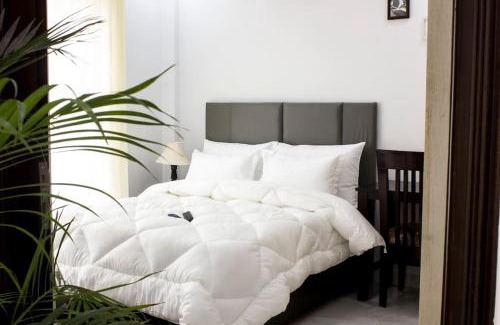 Sushant Lok Apartment | Parfait Street retreat 2Bhk Paras Fortis Balcony