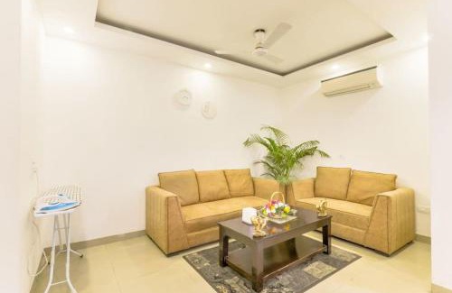 Sushant Lok Apartment | Parfait Street retreat 2Bhk Paras Fortis Balcony