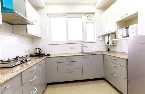 Sushant Lok Apartment | Parfait Street retreat 2Bhk Paras Fortis Balcony