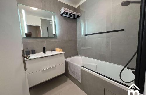 Charenton-le-Pont Apartment | Paris Bercy with car park by Melvane