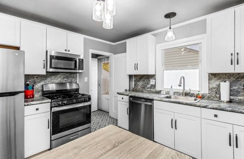 Peoria House | Paris in the Heights: 3Bed+Backyard Patio