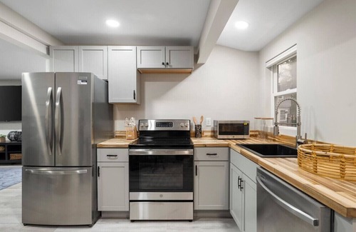 Sylvan Beach House | Park Combo | 6BR Waterfront | with Hot tub Sleeps 19!
