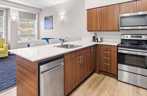 Rutland Hotel | Park Inn by Radisson, Kelowna