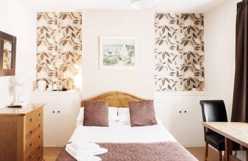 Rushmoor District House | Park Lodge Guest House