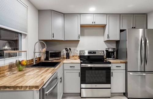 Sylvan Beach House | Park Peaks on the Beach| 4BR Waterfront | Hot tub | Sleeps 12!