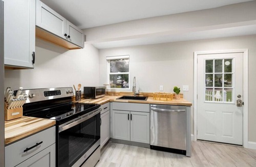 Sylvan Beach House | Park Peaks on the Beach| 4BR Waterfront | Hot tub | Sleeps 12!