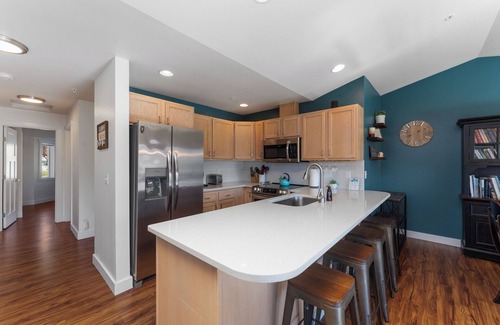Chelan Condo | Park Pointe B302- Community Pool and Hot Tub!