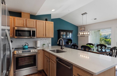 Chelan Condo | Park Pointe B302- Community Pool and Hot Tub!