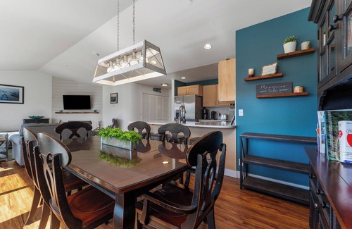 Chelan Condo | Park Pointe B302- Community Pool and Hot Tub!