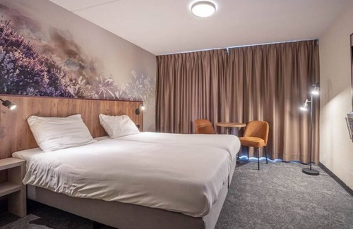 Zeegse Hotel | Park-view Escape Near Cultural Hotspots in Cozy Rooms - 4 Units