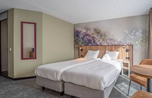 Zeegse Hotel | Park-view Escape Near Cultural Hotspots in Cozy Rooms - 4 Units