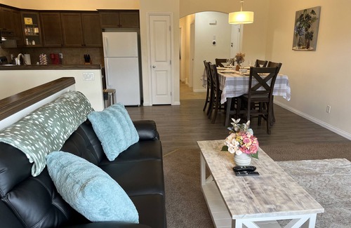 Grande Prairie House | ❤️ Park View, King Bed, Bright, Modern, Fully Stocked