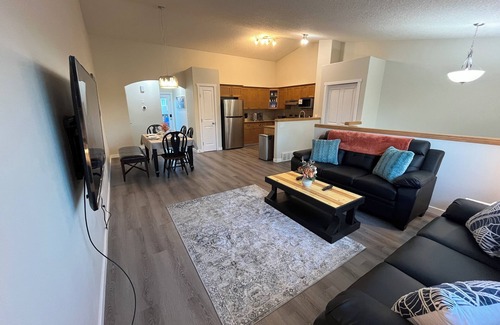 Grande Prairie House | ❤️ Park View, King Bed, Bright, Modern, Fully Stocked
