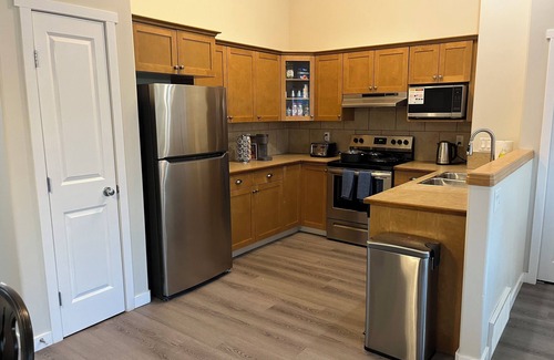 Grande Prairie House | ❤️ Park View, King Bed, Bright, Modern, Fully Stocked