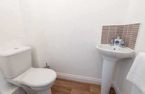 Billingham Apartment | Park View - Stunning 2 bedroom house, both en-suite, 2 parking