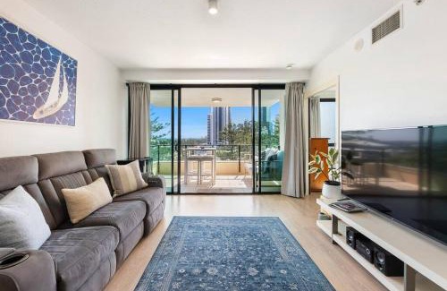 Broadbeach Apartment | Park Views & Luxe Amenities in Broadbeach