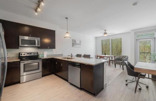 Oak Lawn Apartment | Park West 260 Modern Apt , Pool, Gym, Parking