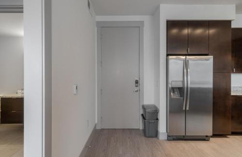 Oak Lawn Apartment | Park West 260 Modern Apt , Pool, Gym, Parking