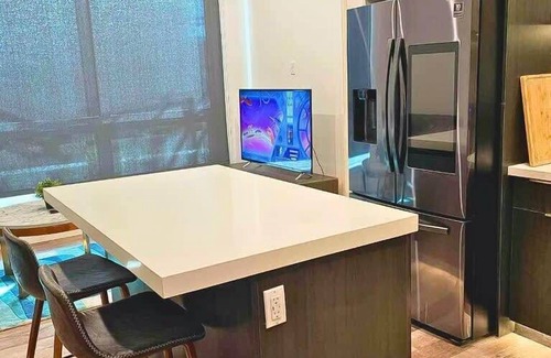 DeBaliviere Place Apartment | Parking Gym Pool W&D Near BJ Hospital