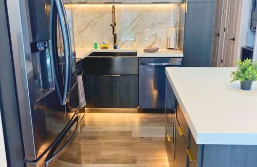 DeBaliviere Place Apartment | Parking Gym Pool W&D Near BJ Hospital