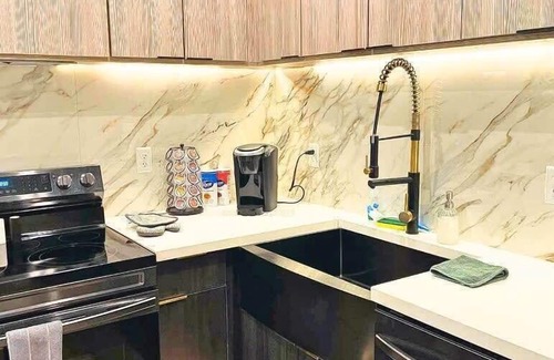 DeBaliviere Place Apartment | Parking Gym Pool W&D Near BJ Hospital