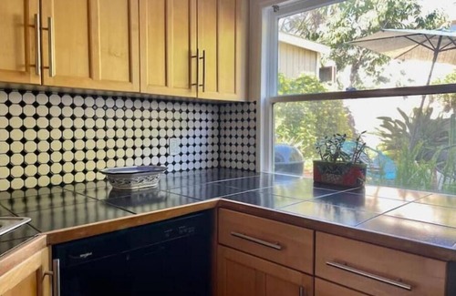 Oakland Apartment | Parking, Private Yard. Fast Wi-fi. Washer and Dryer. Pet friendly. Close to Bart