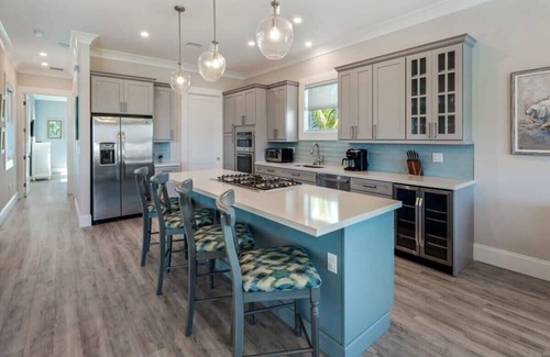 Key West House | Parking, Pool & Dock - Waterlane House