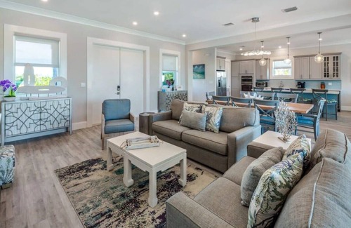 Key West House | Parking, Pool & Dock - Waterlane House
