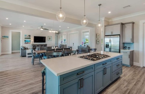 Key West House | Parking, Pool & Dock - Waterlane House