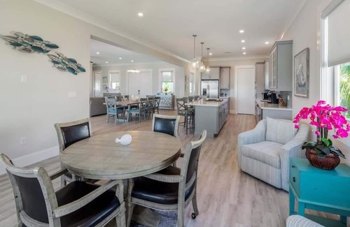 Key West House | Parking, Pool & Dock - Waterlane House
